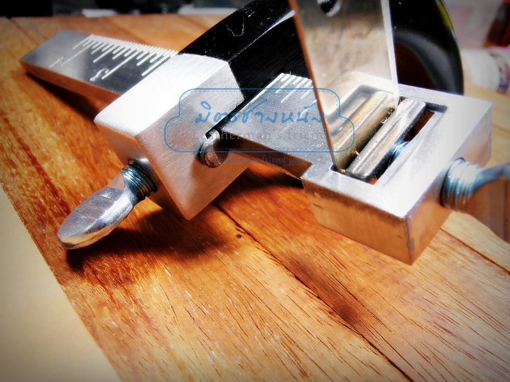 ที่ตัดหนังเป็นเส้นแบบโลหะ สำหรับงานตัดสายเข็มขัด สายสะพาย มีใบมากับตัว 2 ใบ แถมใบเพิ่มอีก 4 ใบ