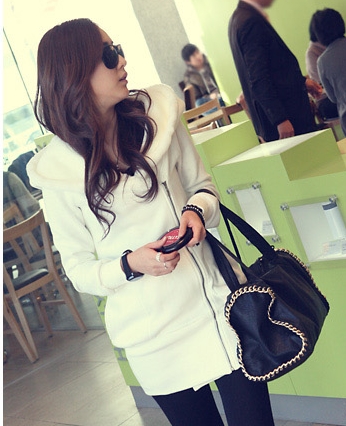 Pre Order - เสื้อกันหนาวแฟชั่นสไตล์เกาหลี เป็นขนสัตว์หนา ตัวยาวเหมือนเดรส Hood หลัง สีขาว / สีดำ