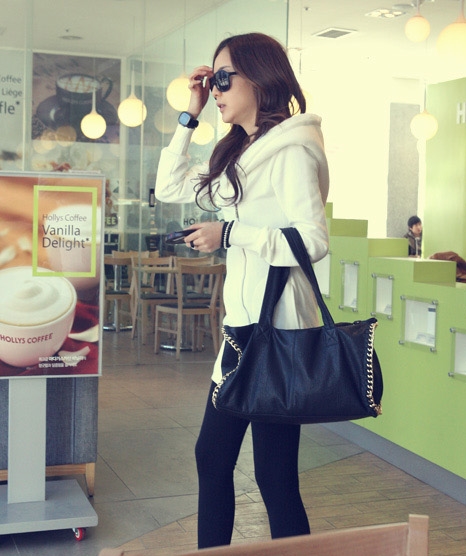 Pre Order - เสื้อกันหนาวแฟชั่นสไตล์เกาหลี เป็นขนสัตว์หนา ตัวยาวเหมือนเดรส Hood หลัง สีขาว / สีดำ