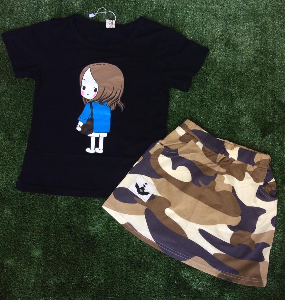 ชุดเสื้อสีดำ และกระโปรงลายพราง