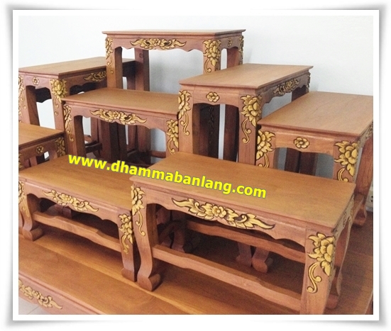 โต๊ะหมู่บูชา หมู่ 9 หน้า 9 แกะลาย แต้มสีเหลือง ไม้สัก ขาสิงห์ สีไม้สักธรรมชาติ