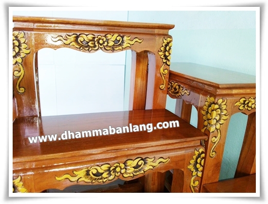 โต๊ะหมู่บูชา หมู่ 7 หน้า 7 แกะลาย แต้มสีเหลือง ไม้สัก ขาสิงห์ สีไม้สักธรรมชาติ
