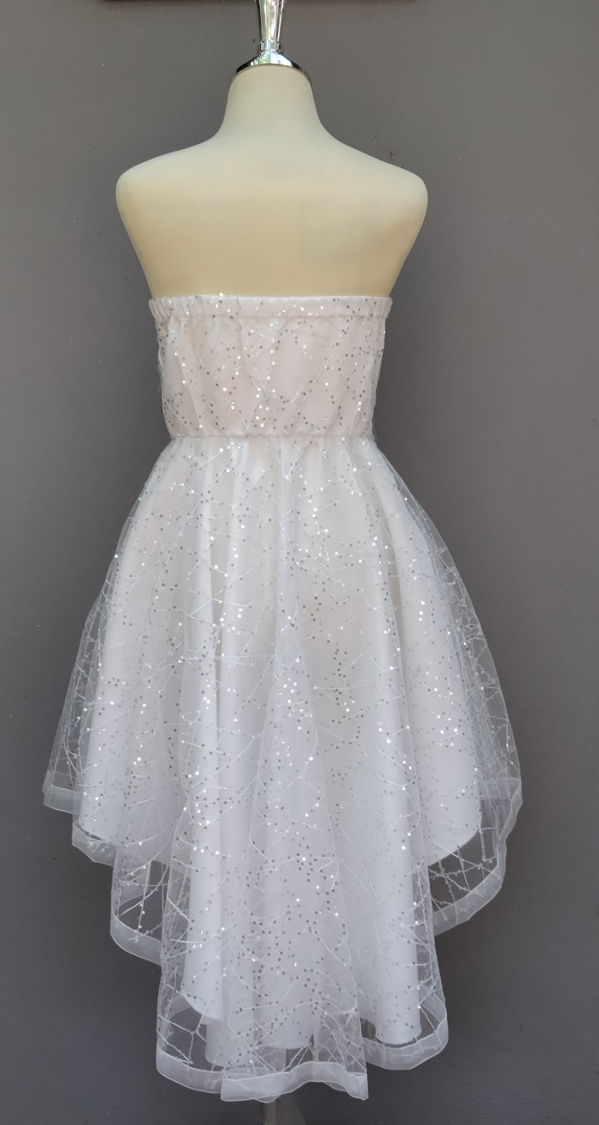 ชุดเดรสออกงานเกาะอกหน้าสั้นหลังยาวสีขาว