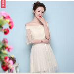 เดรสราตรีออกงานสีครีม เปิดไหล่แต่งลายผีเสื้อ
