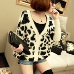 Pre Order - เสื้อกันหนาวแฟชั่น ผ้าไหมพรมขนสัตว์ ลายเสือดาว ทรงค้างคาว สีขาวดำ