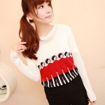 Pre Order - เสื้อกันหนาวแฟชั่นเกาหลี ผ้าไหมพรมแขนยาว คอกลม ปักลายคนยืนเรียงกัน : สีแดง / สีน้ำเงิน