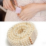 เข็มขัดออกงาน มุกสีขาว ร้อยรวมกันสี่เส้น หัวเข็มขัดประดับด้วยเพชรเรียงเม็ด