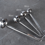 กระบวยตักน้ำเชื่อม 1OZ / 30CC 5CM ความยาวรวม 25CM น้ำหนักประมาณ 57G / ชิ้น