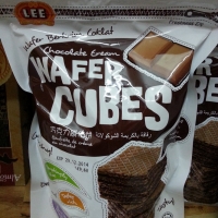 LEE: Wafer Cubes ขนมเวเฟอร์สอดไส้รูปลูกบาศก์ ไส้ช็อคโกแลต