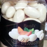 ฉลากสีดำ ขอบน้ำตาล White Chocolate สอดไส้อัลมอนด์