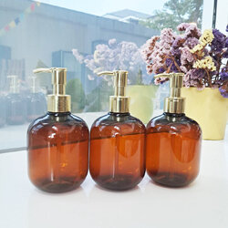 ขวดสบู่-แชมพู-โลชั่น - ขวดทรงกลมน้ำตาล-หัวปั๊มทอง 300 ml. (ราคาต่อ 1 ชิ้น)