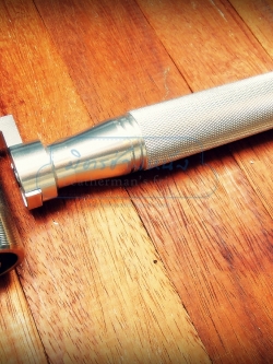 ลูกกลิ้งอลูมิเนียม งานสวย ใช้รีดอัดกาวให้ชิ้นงานแน่น เรียบ