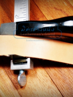 ที่ตัดหนังเป็นเส้นแบบโลหะ สำหรับงานตัดสายเข็มขัด สายสะพาย มีใบมากับตัว 2 ใบ แถมใบเพิ่มอีก 4 ใบ