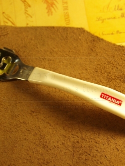 ด้ามมีปาดหนังด้านหลัง และแต่งด้านสันของขอบหนัง ด้ามพลาสติก พร้อมใบ