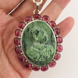 จี้แกะสลักมือพระรูปพระบรมฉายาลักษณ์รัชกาลที่5 แกะสลักจากพลอย Ruby Soysite ล้อมพลอยทับทิมหลังเบี้ย จี้ชิ้นใหญ่4ซ.มx3ซ.ม UNISEX